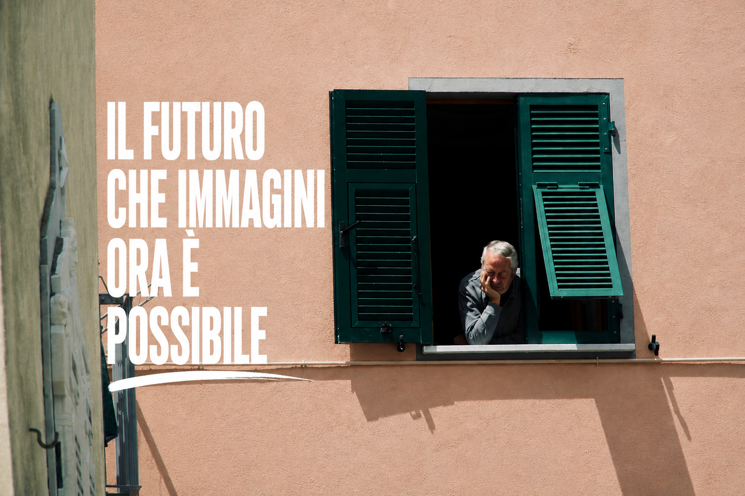Uomo affacciato alla finestra di casa